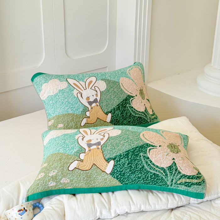 91家纺网 家纺一手货源 找家纺 乐家毛巾被（工厂自产自销） 2026新款全棉A类母婴级卡通软绵绵系列枕巾隔汗巾 花野兔语