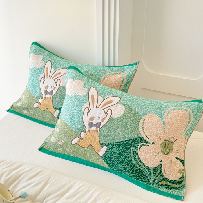 91家纺网 家纺一手货源 找家纺 乐家毛巾被（工厂自产自销） 2026新款全棉A类母婴级卡通软绵绵系列枕巾隔汗巾 花野兔语