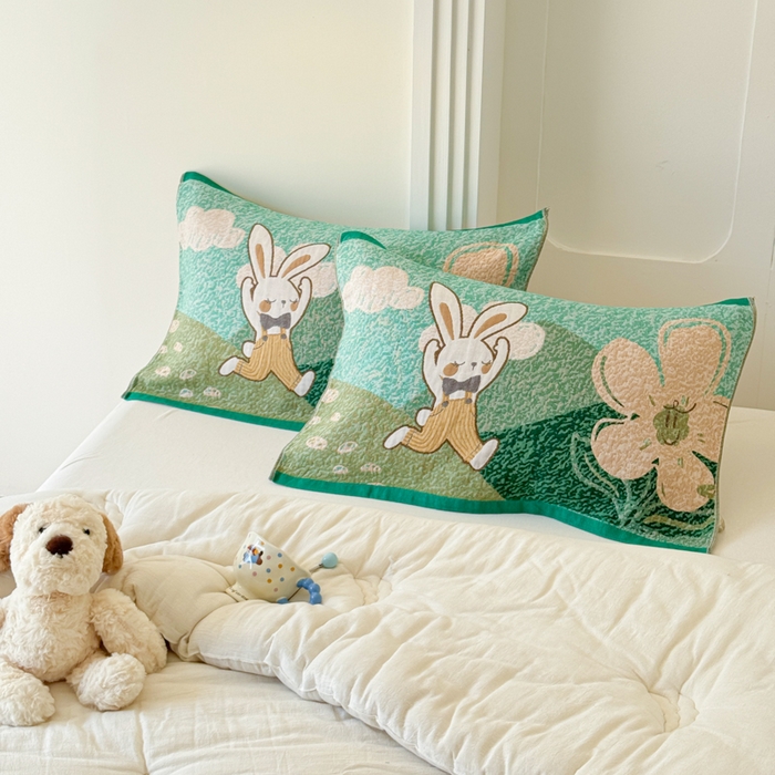 91家纺网 家纺一手货源 找家纺 乐家毛巾被（工厂自产自销） 2026新款全棉A类母婴级卡通软绵绵系列枕巾隔汗巾 花野兔语