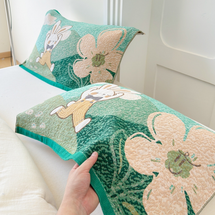 91家纺网 家纺一手货源 找家纺 乐家毛巾被（工厂自产自销） 2026新款全棉A类母婴级卡通软绵绵系列枕巾隔汗巾 花野兔语