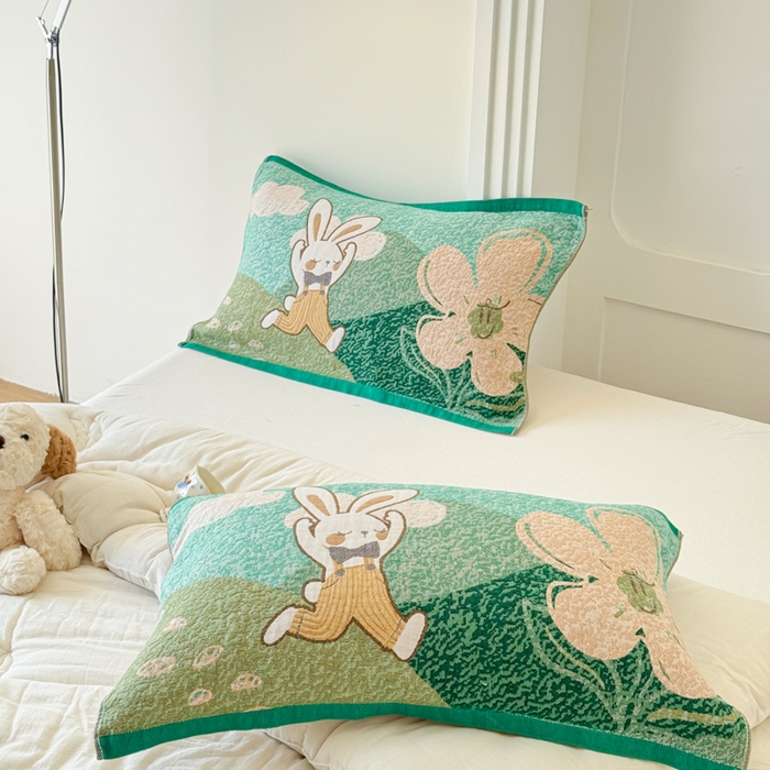 91家纺网 家纺一手货源 找家纺 乐家毛巾被（工厂自产自销） 2026新款全棉A类母婴级卡通软绵绵系列枕巾隔汗巾 花野兔语