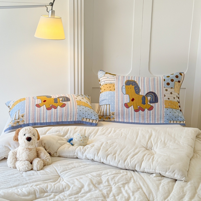 91家纺网 家纺一手货源 找家纺 乐家毛巾被（工厂自产自销） 2026新款全棉A类母婴级卡通软绵绵系列枕巾隔汗巾 欢乐木马