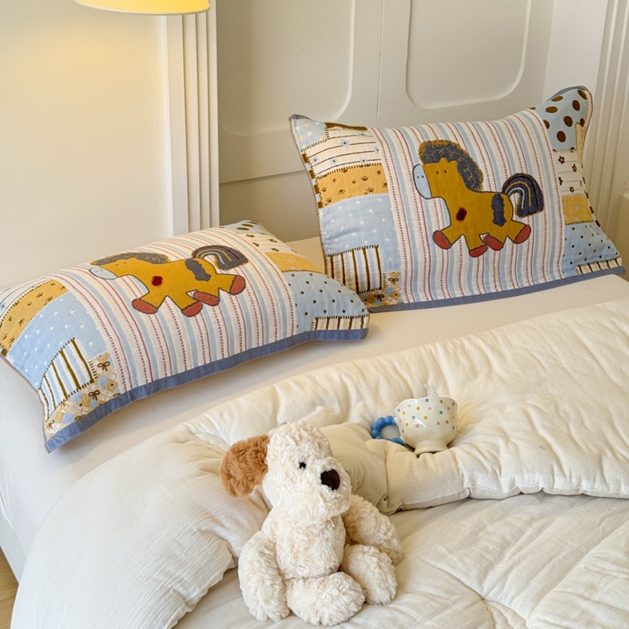 91家纺网 家纺一手货源 找家纺 乐家毛巾被（工厂自产自销） 2026新款全棉A类母婴级卡通软绵绵系列枕巾隔汗巾 欢乐木马