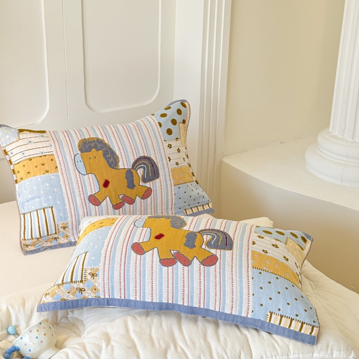 91家纺网 家纺一手货源 找家纺 乐家毛巾被（工厂自产自销） 2026新款全棉A类母婴级卡通软绵绵系列枕巾隔汗巾 欢乐木马