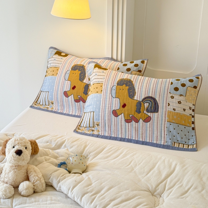 91家纺网 家纺一手货源 找家纺 乐家毛巾被（工厂自产自销） 2026新款全棉A类母婴级卡通软绵绵系列枕巾隔汗巾 欢乐木马