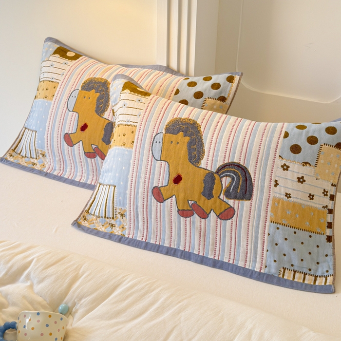 91家纺网 家纺一手货源 找家纺 乐家毛巾被（工厂自产自销） 2026新款全棉A类母婴级卡通软绵绵系列枕巾隔汗巾 欢乐木马