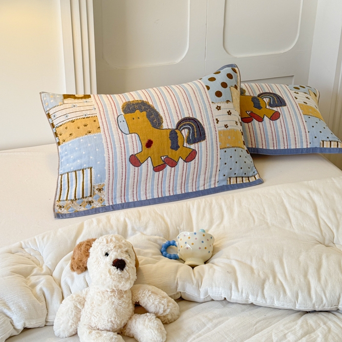 91家纺网 家纺一手货源 找家纺 乐家毛巾被（工厂自产自销） 2026新款全棉A类母婴级卡通软绵绵系列枕巾隔汗巾 欢乐木马