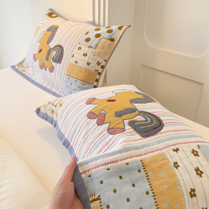 91家纺网 家纺一手货源 找家纺 乐家毛巾被（工厂自产自销） 2026新款全棉A类母婴级卡通软绵绵系列枕巾隔汗巾 欢乐木马