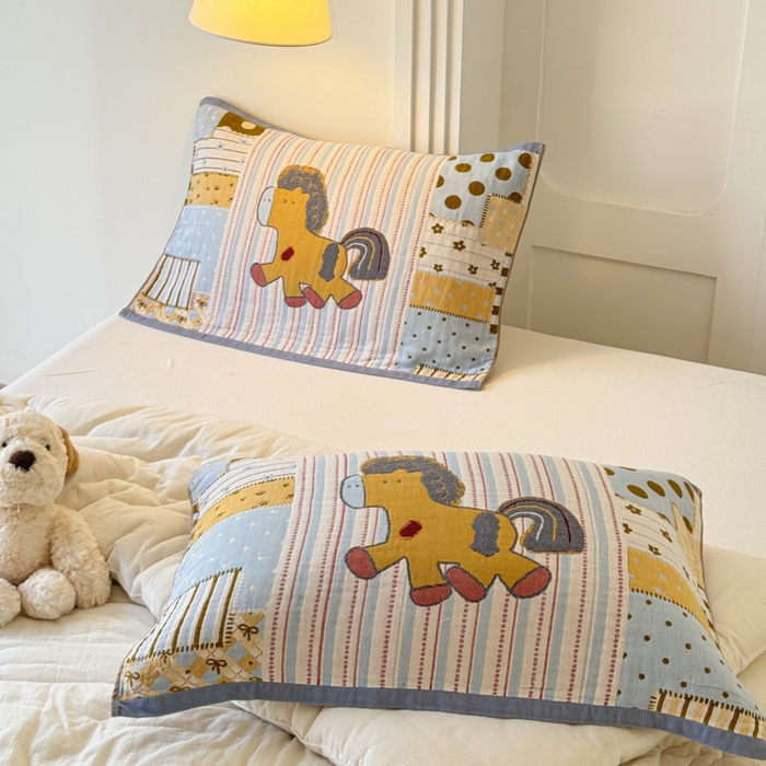 91家纺网 家纺一手货源 找家纺 乐家毛巾被（工厂自产自销） 2026新款全棉A类母婴级卡通软绵绵系列枕巾隔汗巾 欢乐木马