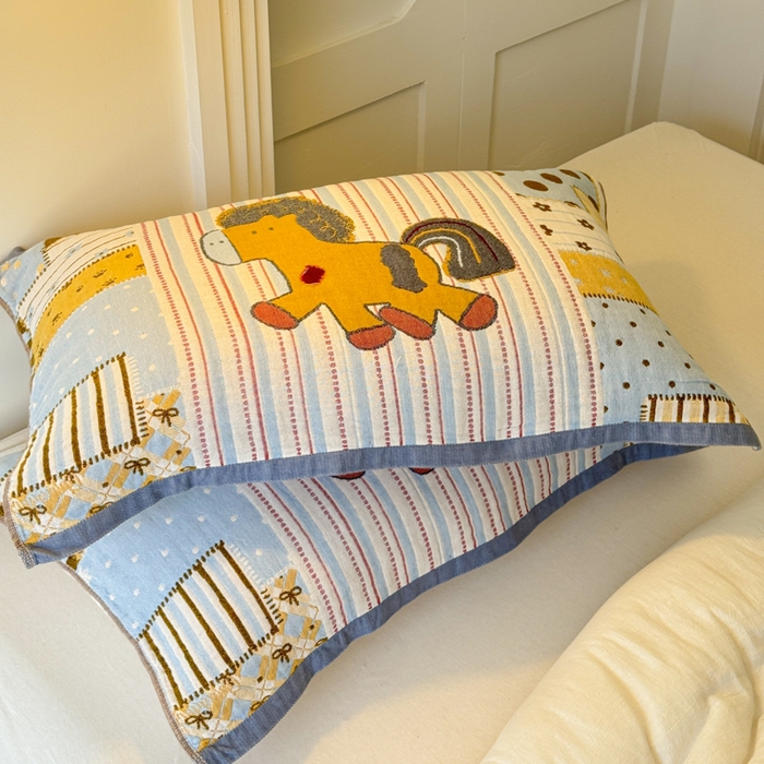 91家纺网 家纺一手货源 找家纺 乐家毛巾被（工厂自产自销） 2026新款全棉A类母婴级卡通软绵绵系列枕巾隔汗巾 欢乐木马