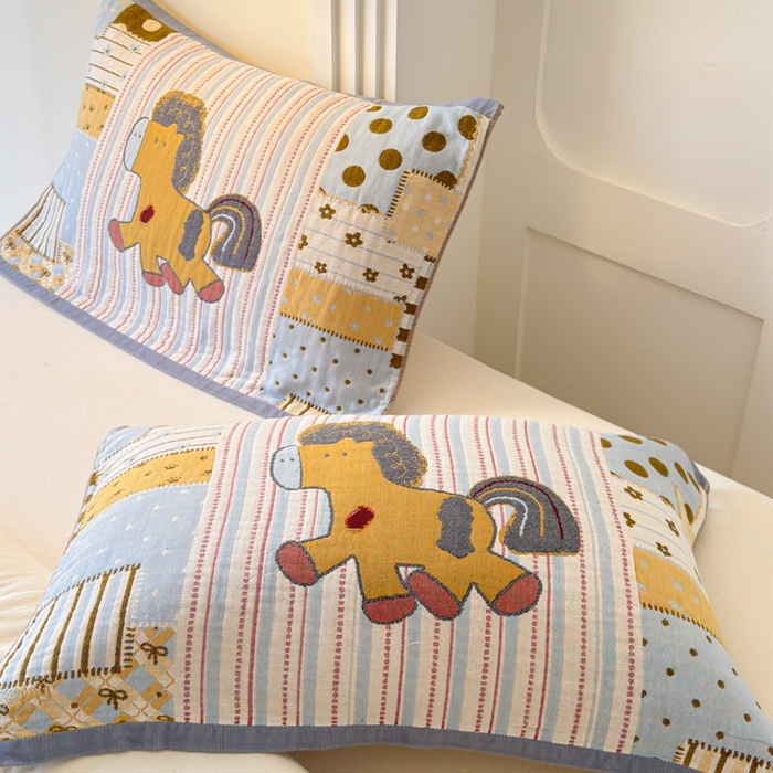 91家纺网 家纺一手货源 找家纺 乐家毛巾被（工厂自产自销） 2026新款全棉A类母婴级卡通软绵绵系列枕巾隔汗巾 欢乐木马