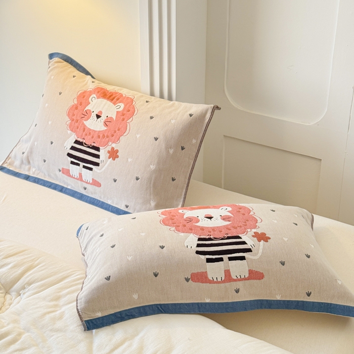 91家纺网 家纺一手货源 找家纺 乐家毛巾被（工厂自产自销） 2026新款全棉A类母婴级卡通软绵绵系列枕巾隔汗巾 萌宠粉狮