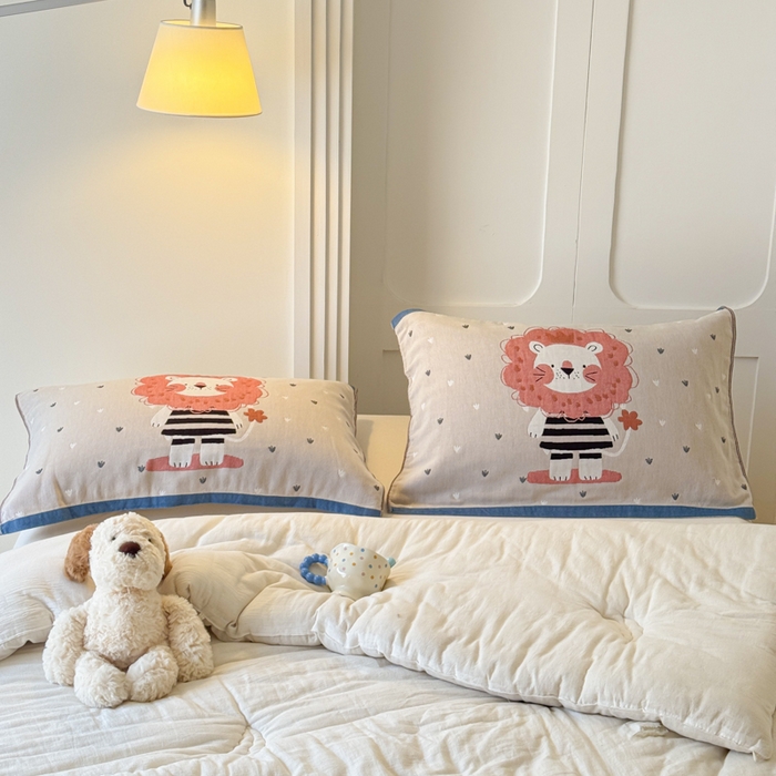 91家纺网 家纺一手货源 找家纺 乐家毛巾被（工厂自产自销） 2026新款全棉A类母婴级卡通软绵绵系列枕巾隔汗巾 萌宠粉狮