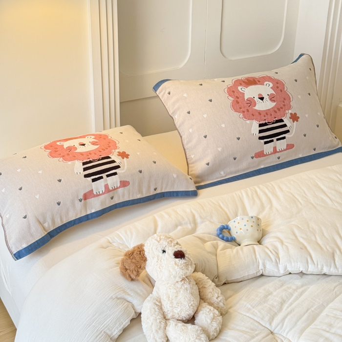 91家纺网 家纺一手货源 找家纺 乐家毛巾被（工厂自产自销） 2026新款全棉A类母婴级卡通软绵绵系列枕巾隔汗巾 萌宠粉狮