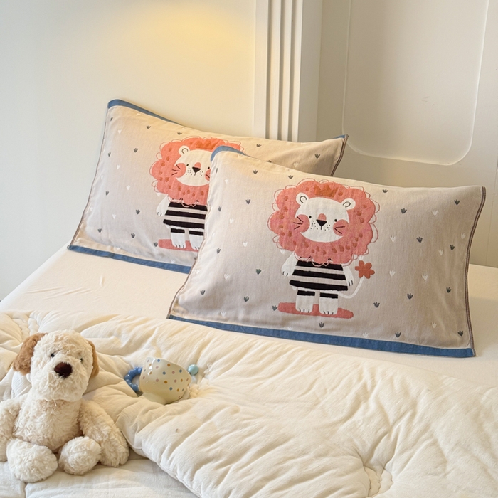 91家纺网 家纺一手货源 找家纺 乐家毛巾被（工厂自产自销） 2026新款全棉A类母婴级卡通软绵绵系列枕巾隔汗巾 萌宠粉狮