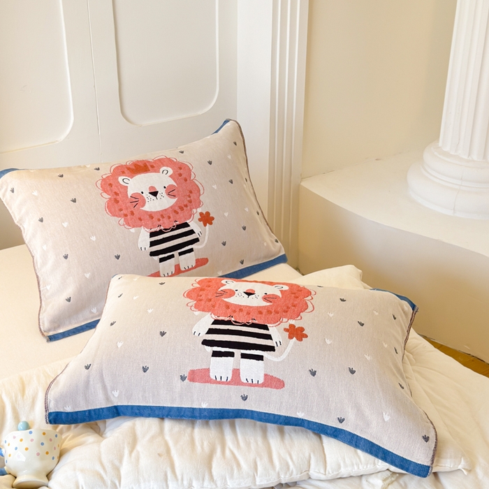 91家纺网 家纺一手货源 找家纺 乐家毛巾被（工厂自产自销） 2026新款全棉A类母婴级卡通软绵绵系列枕巾隔汗巾 萌宠粉狮