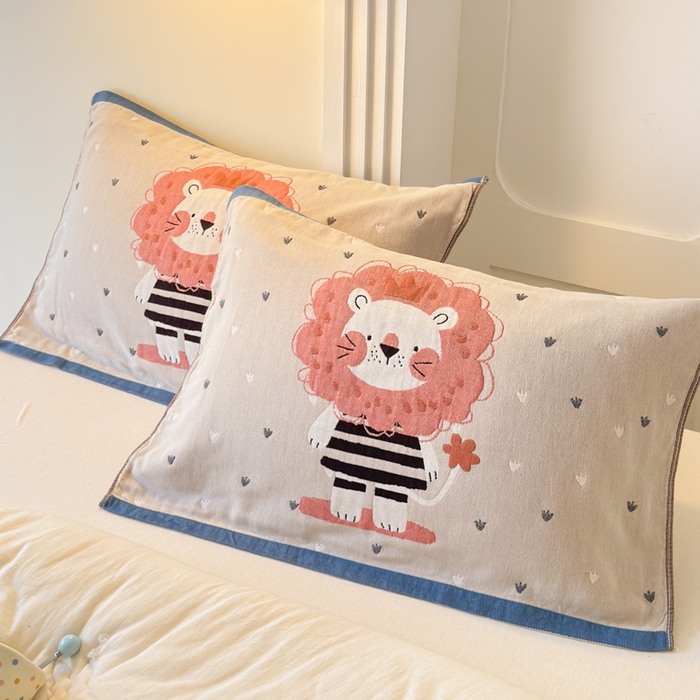 91家纺网 家纺一手货源 找家纺 乐家毛巾被（工厂自产自销） 2026新款全棉A类母婴级卡通软绵绵系列枕巾隔汗巾 萌宠粉狮