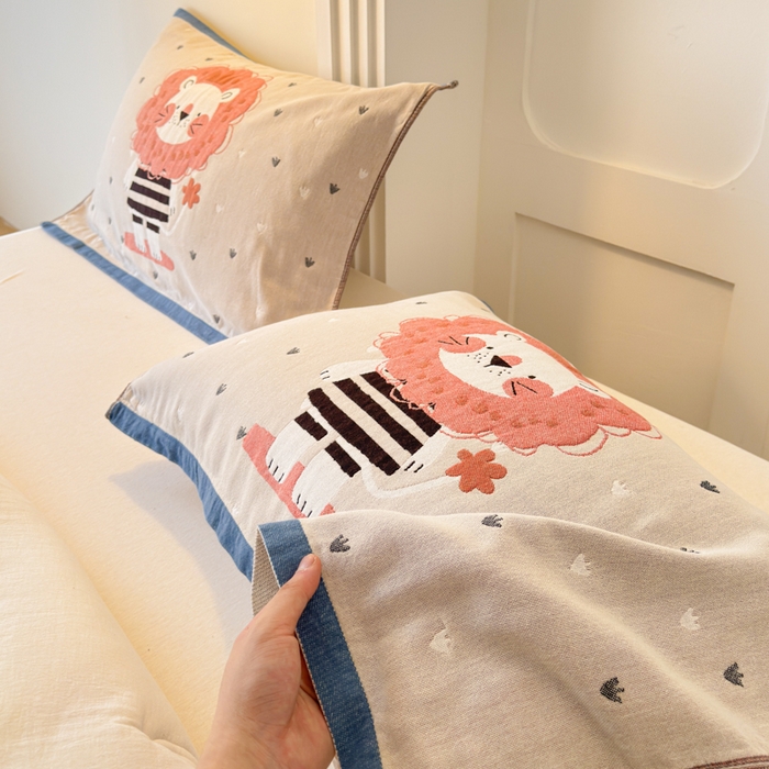 91家纺网 家纺一手货源 找家纺 乐家毛巾被（工厂自产自销） 2026新款全棉A类母婴级卡通软绵绵系列枕巾隔汗巾 萌宠粉狮