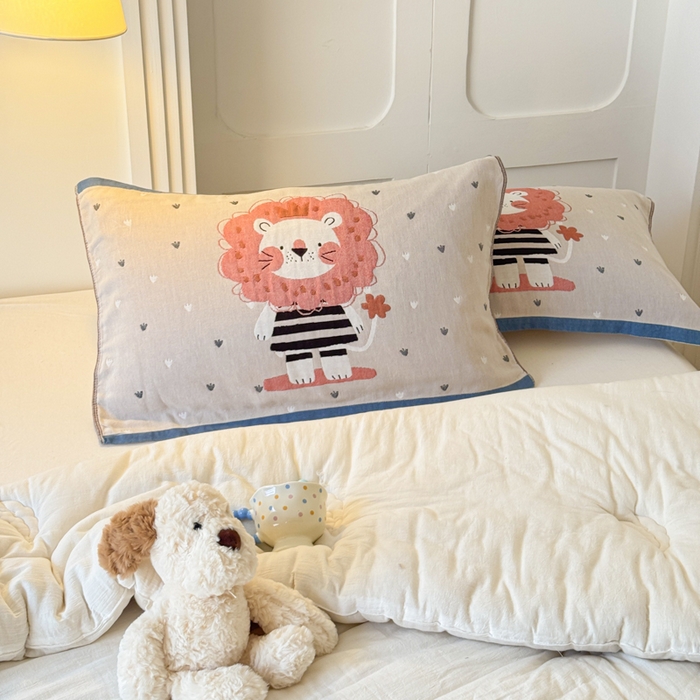 91家纺网 家纺一手货源 找家纺 乐家毛巾被（工厂自产自销） 2026新款全棉A类母婴级卡通软绵绵系列枕巾隔汗巾 萌宠粉狮