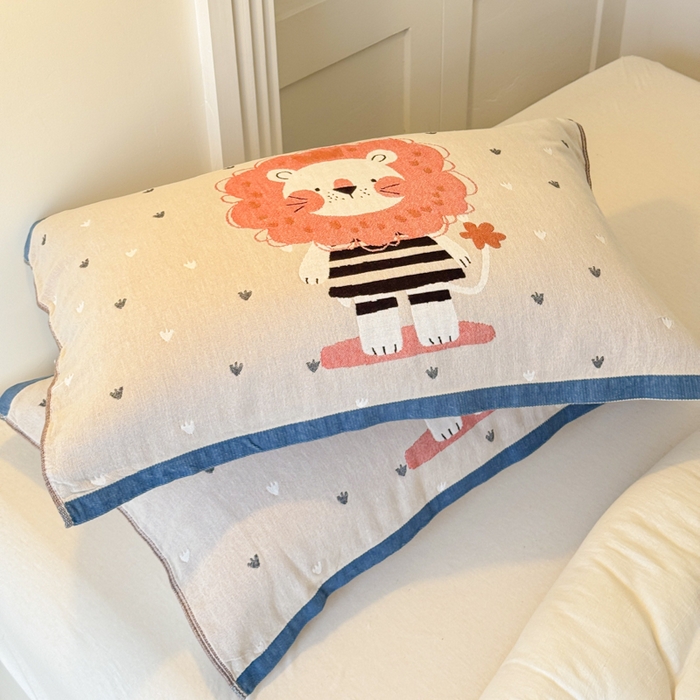 91家纺网 家纺一手货源 找家纺 乐家毛巾被（工厂自产自销） 2026新款全棉A类母婴级卡通软绵绵系列枕巾隔汗巾 萌宠粉狮