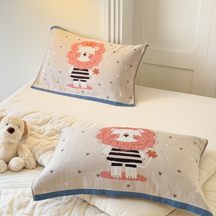 91家纺网 家纺一手货源 找家纺 乐家毛巾被（工厂自产自销） 2026新款全棉A类母婴级卡通软绵绵系列枕巾隔汗巾 萌宠粉狮