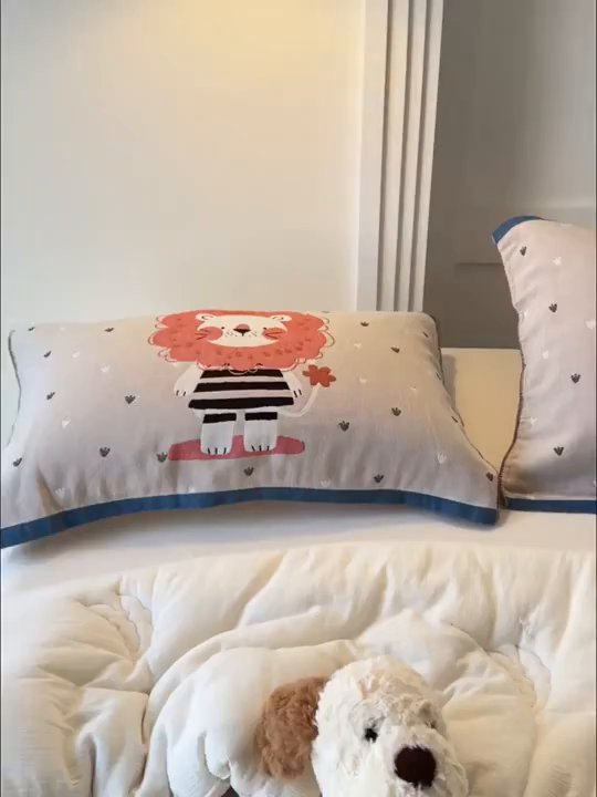 91家纺网 家纺一手货源 找家纺 乐家毛巾被（工厂自产自销） 2026新款全棉A类母婴级卡通软绵绵系列枕巾隔汗巾 萌宠粉狮