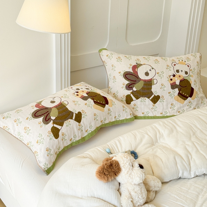 91家纺网 家纺一手货源 找家纺 乐家毛巾被（工厂自产自销） 2026新款全棉A类母婴级卡通软绵绵系列枕巾隔汗巾 蜜语熊宝