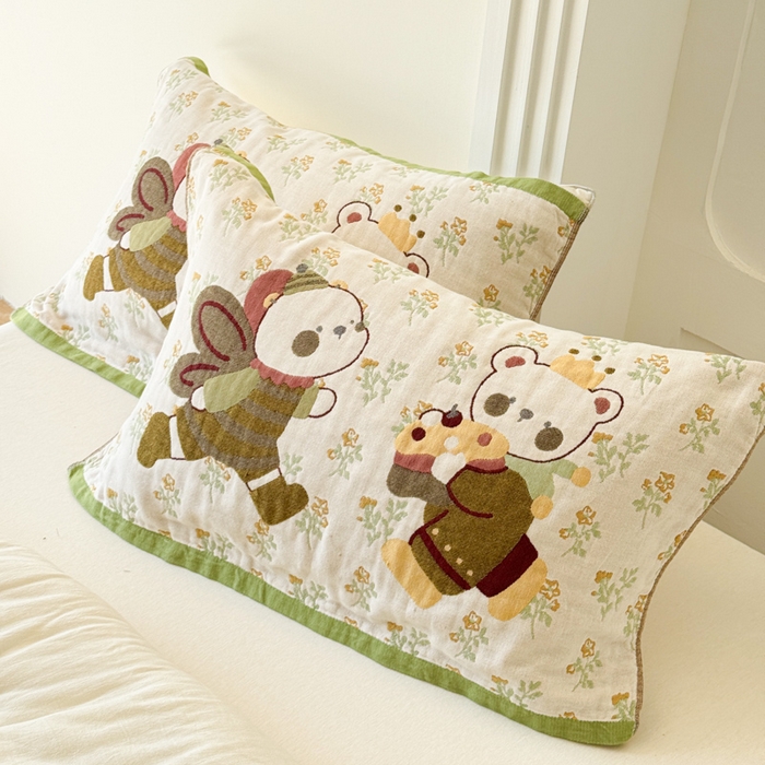 91家纺网 家纺一手货源 找家纺 乐家毛巾被（工厂自产自销） 2026新款全棉A类母婴级卡通软绵绵系列枕巾隔汗巾 蜜语熊宝