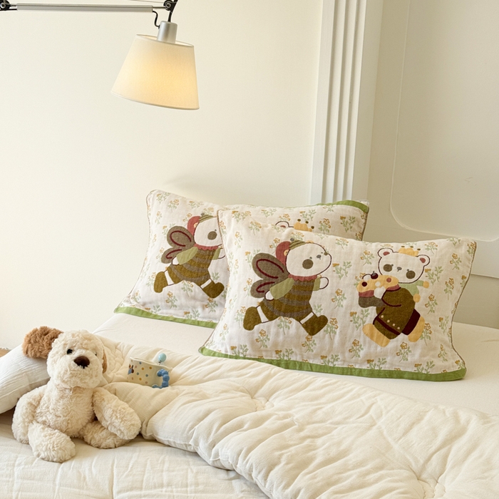 91家纺网 家纺一手货源 找家纺 乐家毛巾被（工厂自产自销） 2026新款全棉A类母婴级卡通软绵绵系列枕巾隔汗巾 蜜语熊宝