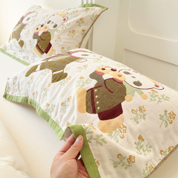 91家纺网 家纺一手货源 找家纺 乐家毛巾被（工厂自产自销） 2026新款全棉A类母婴级卡通软绵绵系列枕巾隔汗巾 蜜语熊宝