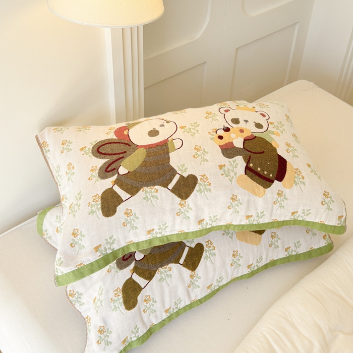 91家纺网 家纺一手货源 找家纺 乐家毛巾被（工厂自产自销） 2026新款全棉A类母婴级卡通软绵绵系列枕巾隔汗巾 蜜语熊宝