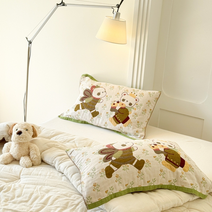 91家纺网 家纺一手货源 找家纺 乐家毛巾被（工厂自产自销） 2026新款全棉A类母婴级卡通软绵绵系列枕巾隔汗巾 蜜语熊宝