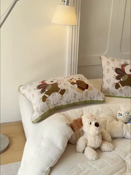 91家纺网 家纺一手货源 找家纺 乐家毛巾被（工厂自产自销） 2026新款全棉A类母婴级卡通软绵绵系列枕巾隔汗巾 蜜语熊宝