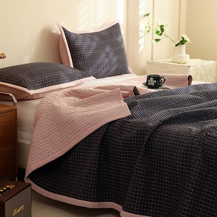 91家纺网 家纺一手货源 找家纺 仰望棉麻双层纱供应链 2026新款全棉纯棉色织水洗棉床盖三四件套 艾格-深灰+小密格-粉