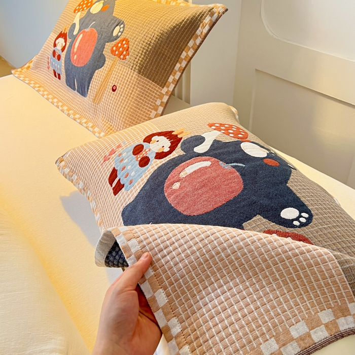 91家纺网 家纺一手货源 找家纺 乐家毛巾被（工厂自产自销） 2026新款全棉A类母婴级卡通软绵绵系列枕巾隔汗巾 蘑菇大熊