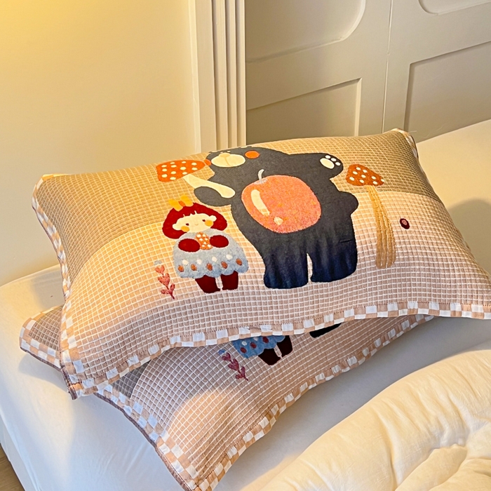 91家纺网 家纺一手货源 找家纺 乐家毛巾被（工厂自产自销） 2026新款全棉A类母婴级卡通软绵绵系列枕巾隔汗巾 蘑菇大熊