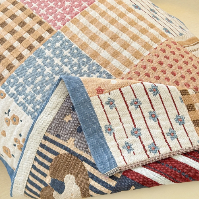 91家纺网 家纺一手货源 找家纺 乐家毛巾被（工厂自产自销） 2026新款全棉A类母婴级卡通软绵绵系列枕巾隔汗巾 拼格蛋糕