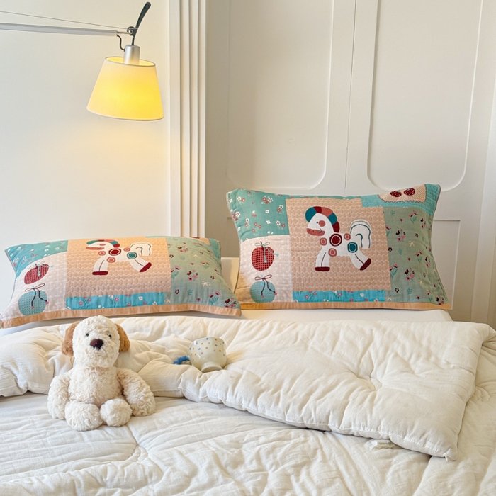 91家纺网 家纺一手货源 找家纺 乐家毛巾被（工厂自产自销） 2026新款全棉A类母婴级卡通软绵绵系列枕巾隔汗巾 拼接木马