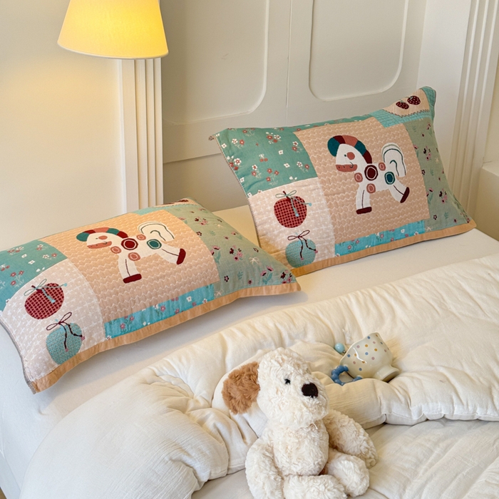 91家纺网 家纺一手货源 找家纺 乐家毛巾被（工厂自产自销） 2026新款全棉A类母婴级卡通软绵绵系列枕巾隔汗巾 拼接木马