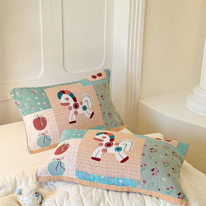 91家纺网 家纺一手货源 找家纺 乐家毛巾被（工厂自产自销） 2026新款全棉A类母婴级卡通软绵绵系列枕巾隔汗巾 拼接木马