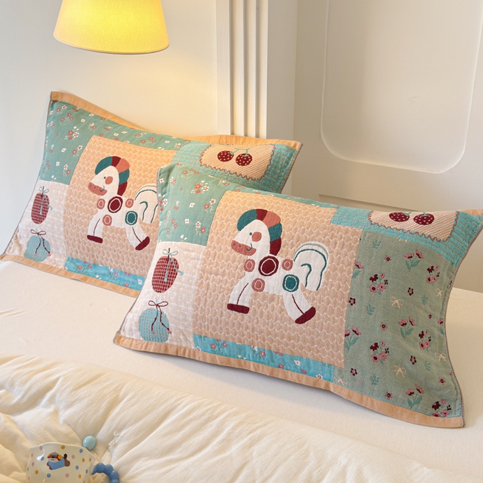 91家纺网 家纺一手货源 找家纺 乐家毛巾被（工厂自产自销） 2026新款全棉A类母婴级卡通软绵绵系列枕巾隔汗巾 拼接木马