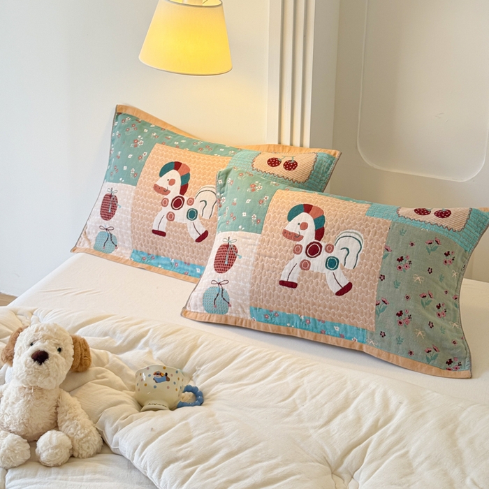 91家纺网 家纺一手货源 找家纺 乐家毛巾被（工厂自产自销） 2026新款全棉A类母婴级卡通软绵绵系列枕巾隔汗巾 拼接木马