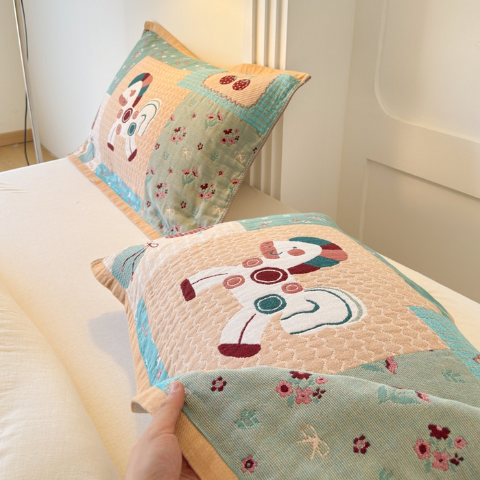 91家纺网 家纺一手货源 找家纺 乐家毛巾被（工厂自产自销） 2026新款全棉A类母婴级卡通软绵绵系列枕巾隔汗巾 拼接木马