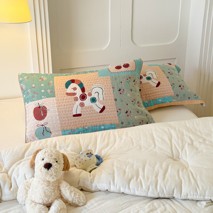 91家纺网 家纺一手货源 找家纺 乐家毛巾被（工厂自产自销） 2026新款全棉A类母婴级卡通软绵绵系列枕巾隔汗巾 拼接木马