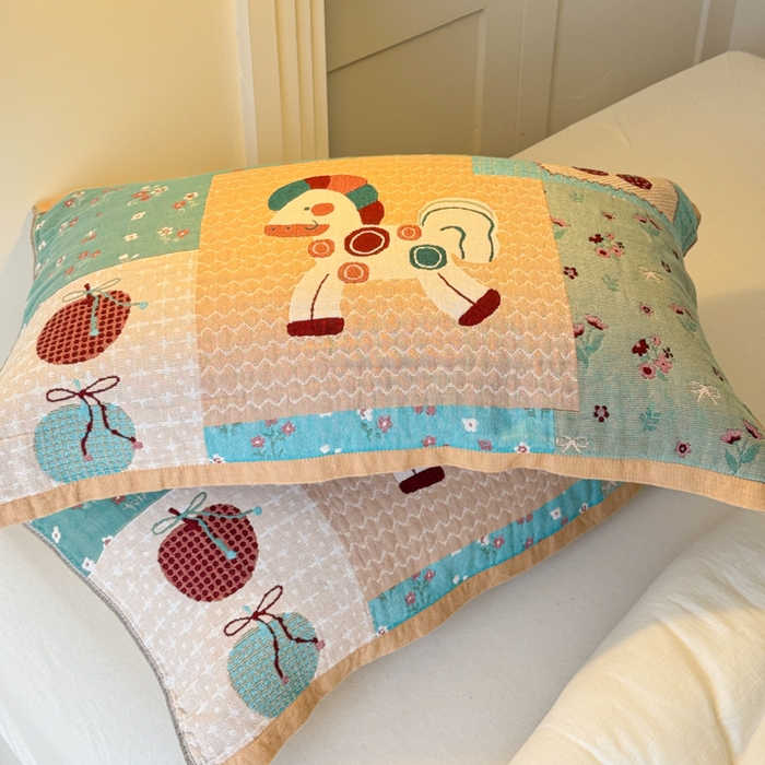 91家纺网 家纺一手货源 找家纺 乐家毛巾被（工厂自产自销） 2026新款全棉A类母婴级卡通软绵绵系列枕巾隔汗巾 拼接木马