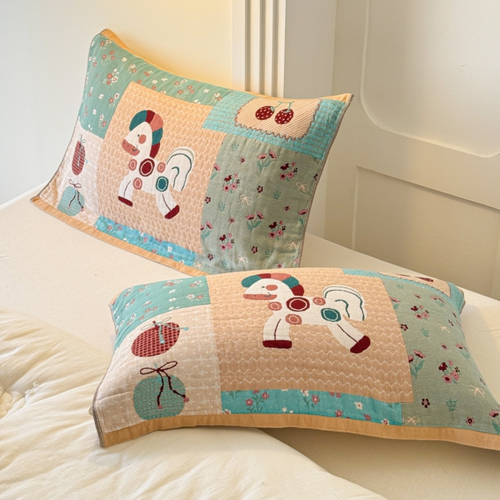 91家纺网 家纺一手货源 找家纺 乐家毛巾被（工厂自产自销） 2026新款全棉A类母婴级卡通软绵绵系列枕巾隔汗巾 拼接木马