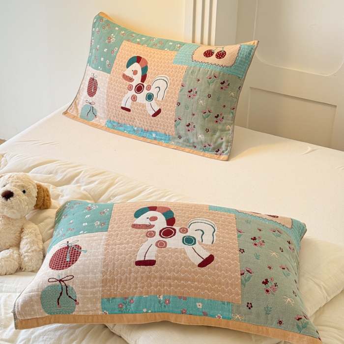 91家纺网 家纺一手货源 找家纺 乐家毛巾被（工厂自产自销） 2026新款全棉A类母婴级卡通软绵绵系列枕巾隔汗巾 拼接木马