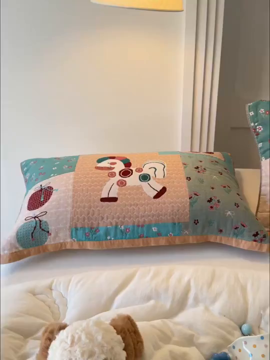 91家纺网 家纺一手货源 找家纺 乐家毛巾被（工厂自产自销） 2026新款全棉A类母婴级卡通软绵绵系列枕巾隔汗巾 拼接木马