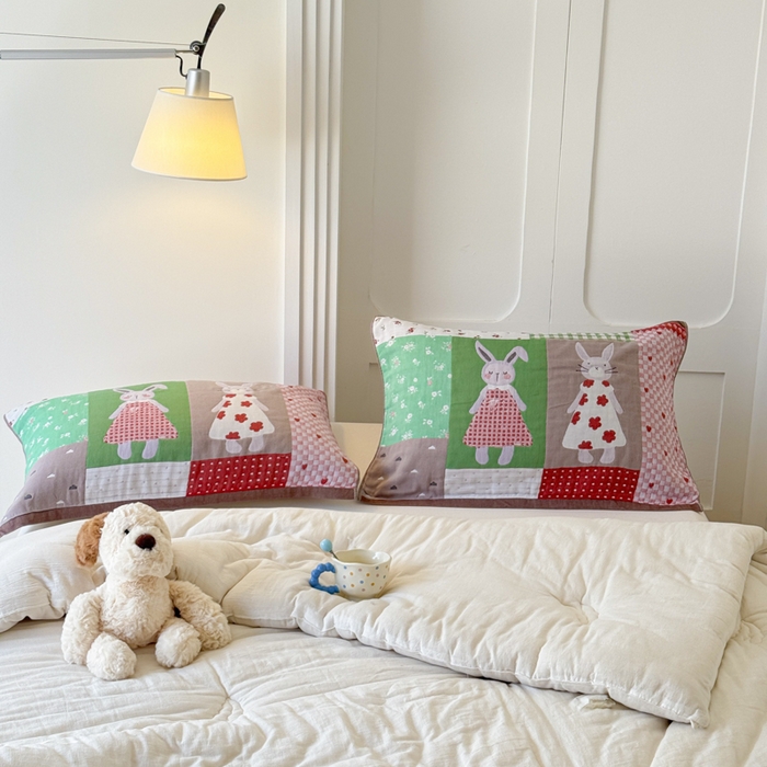 91家纺网 家纺一手货源 找家纺 乐家毛巾被（工厂自产自销） 2026新款全棉A类母婴级卡通软绵绵系列枕巾隔汗巾 田园兔拼布