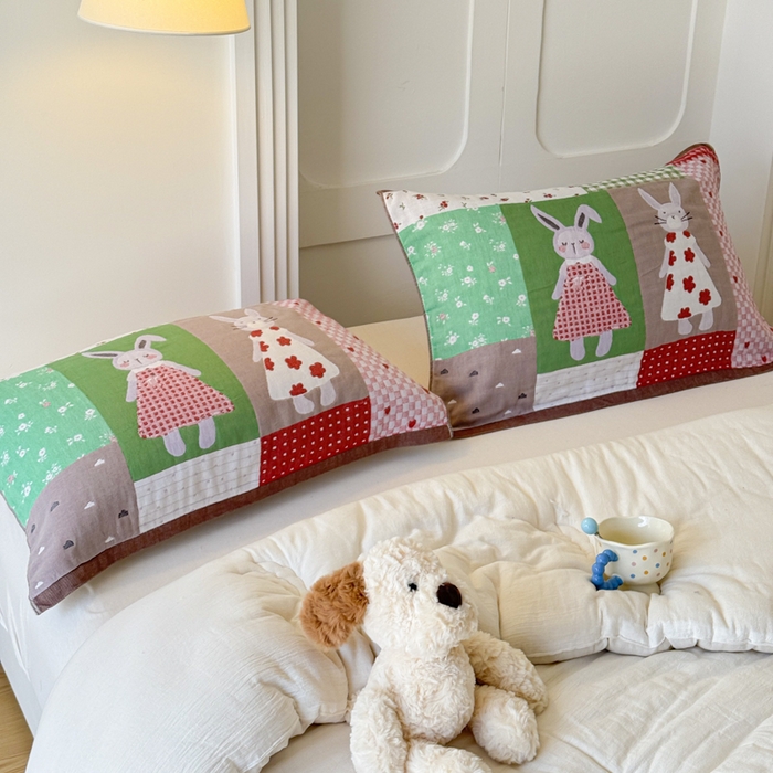 91家纺网 家纺一手货源 找家纺 乐家毛巾被（工厂自产自销） 2026新款全棉A类母婴级卡通软绵绵系列枕巾隔汗巾 田园兔拼布